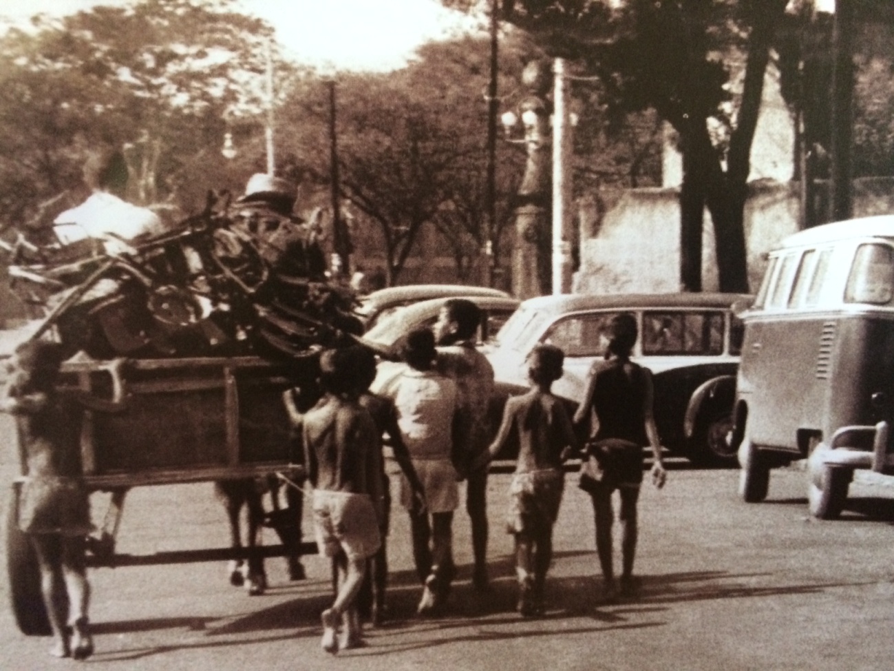 Foto histórica de carroça recolhendo sucata pelas ruas