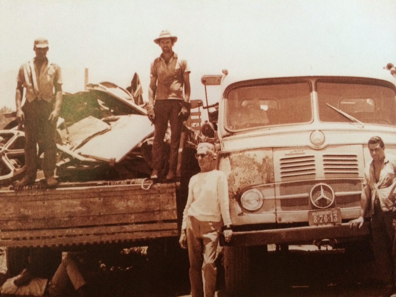 Foto histórica de caminhão carregado de sucata