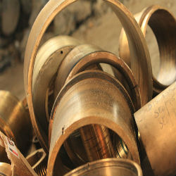 Sucata de bronze no pátio da Metalis